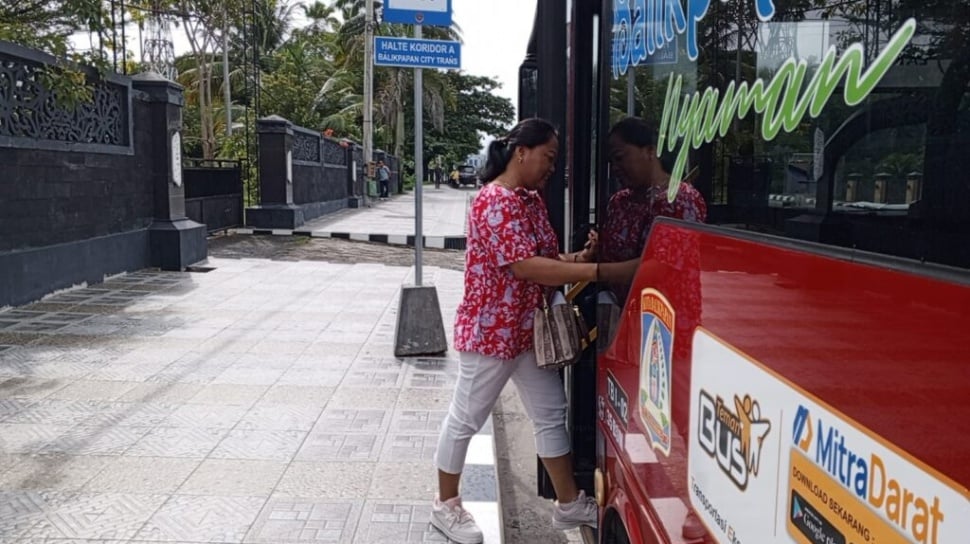 Penumpang Naik Bus Balikpapan City Trans